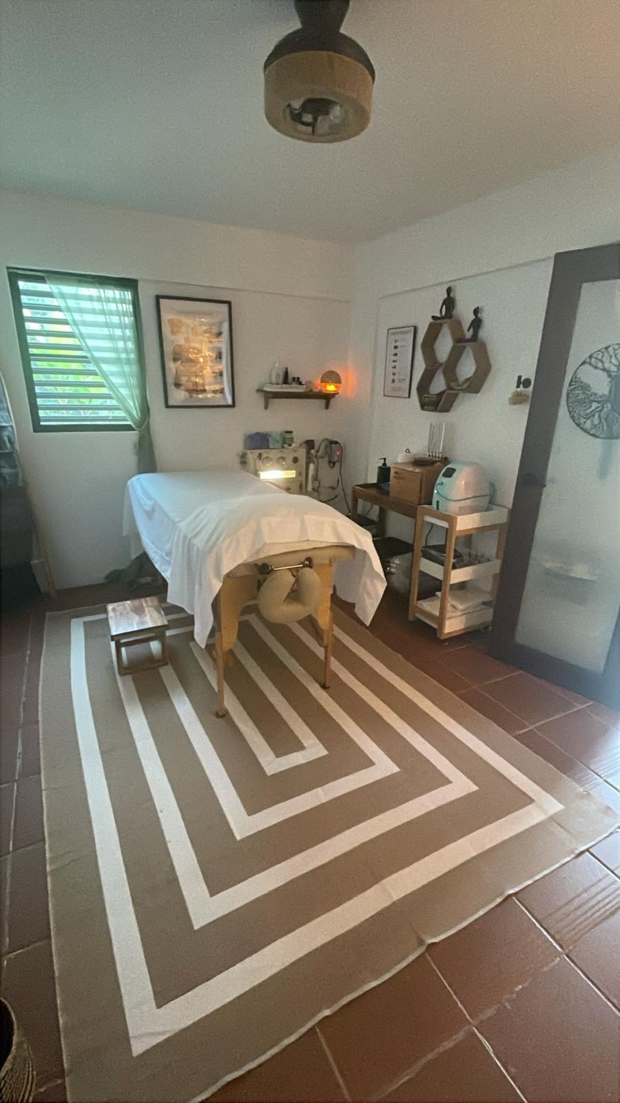 Gut Health & Colon Hydrotherapy training room — hands-on practice space at Salud Natural Caguas