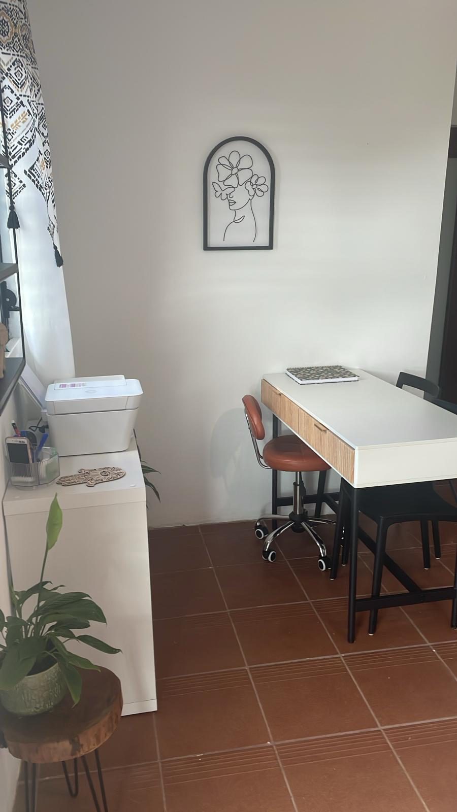 Reception area at Salud Natural Wellness & Learning Center, Caguas — featuring Spanish wall quote 'Lo que piensas, lo serás'